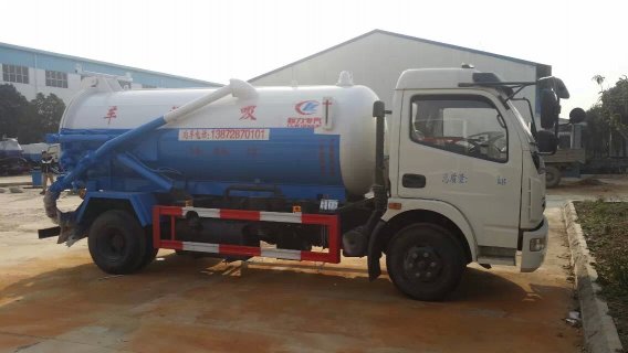 東風大多利卡7方吸污車