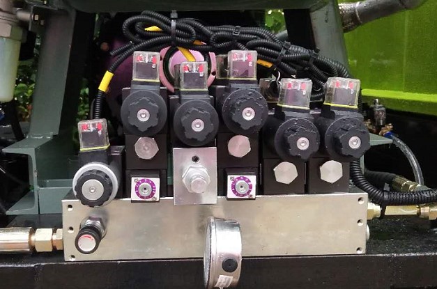 東風(fēng)天錦吸塵車(chē)國(guó)VI