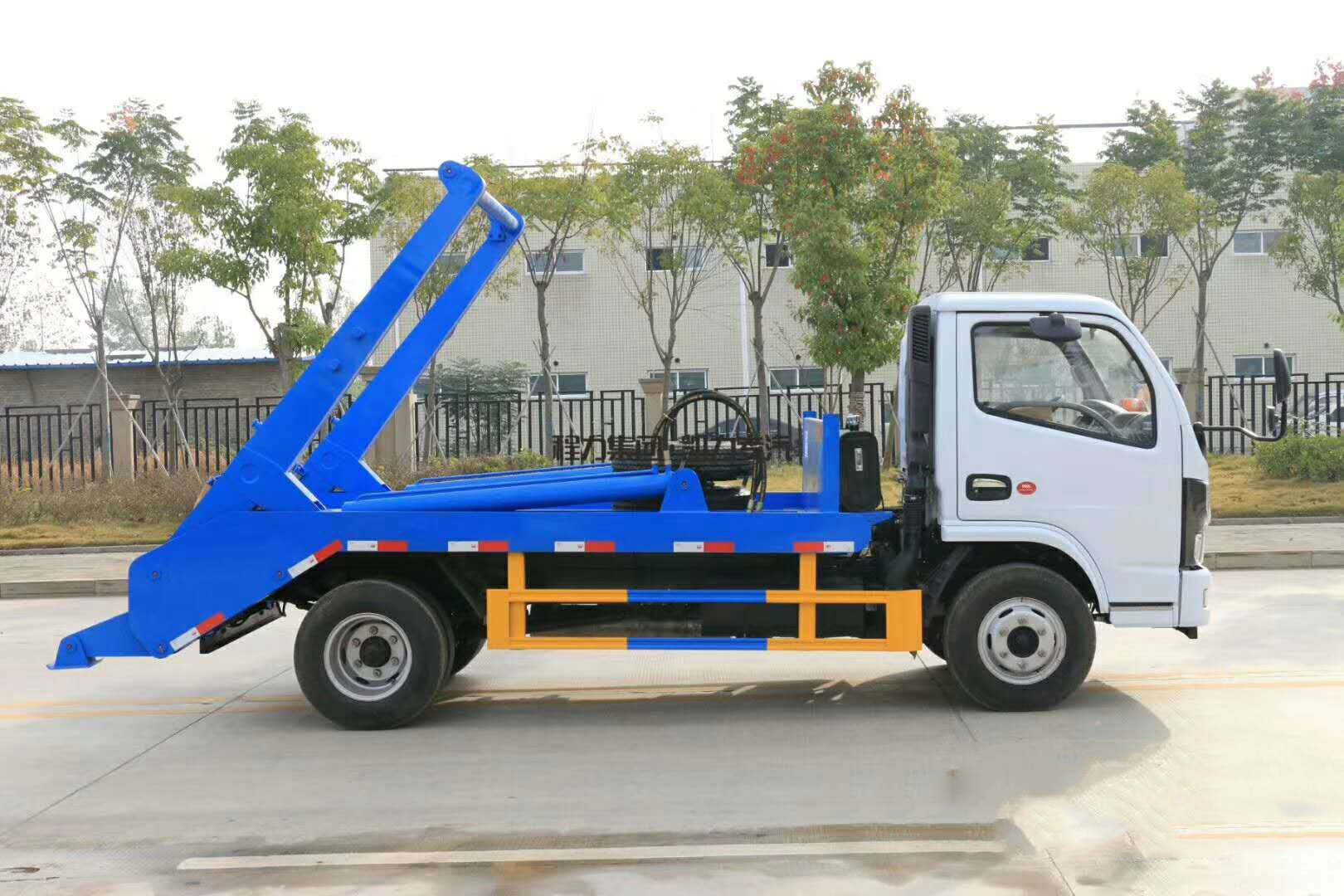 國(guó)六6方東風(fēng)D6 擺臂垃圾車
