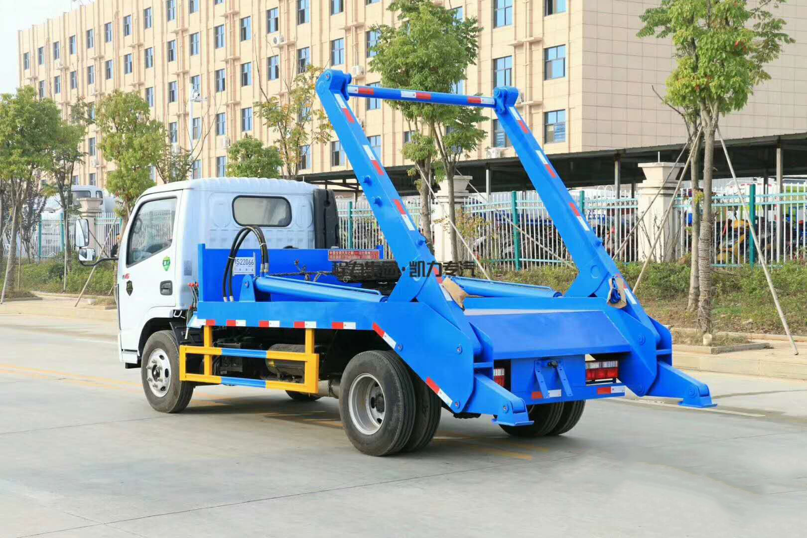 國(guó)六6方東風(fēng)D6 擺臂垃圾車