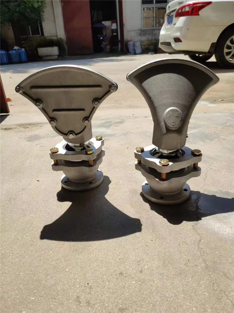 灑水車(chē)萬(wàn)向可拆卸前噴頭（不銹鋼萬(wàn)向旋轉(zhuǎn)底座，全鋁合金可拆卸清洗的鴨嘴頭）