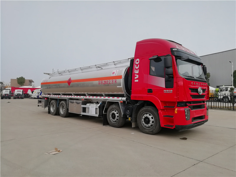 上汽紅巖29.7方前四后八鋁合金運(yùn)油車(chē)，20噸運(yùn)油車(chē)