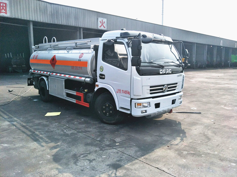 東風(fēng)多利卡7噸油罐車(chē)