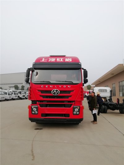 上汽紅巖29.7方前四后八鋁合金運油車，20噸運油車