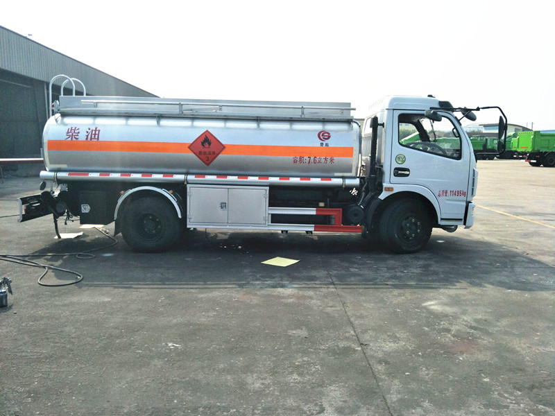 東風(fēng)多利卡7噸油罐車(chē)