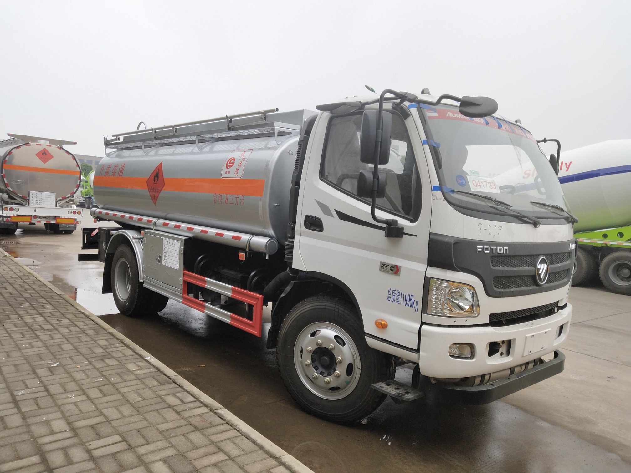 福田歐馬可8方加油車，8噸油罐車康明斯發(fā)動(dòng)機(jī)