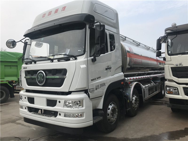 重汽斯太爾前四后八27.7方鋁合金運油車，20.4噸鋁合金油罐車
