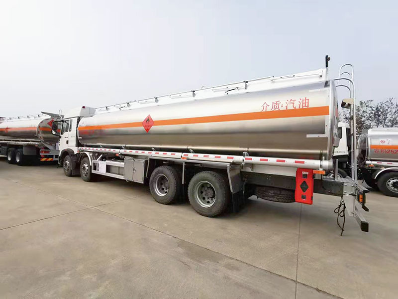 重汽豪沃前四后八30.5方鋁合金運(yùn)油車(chē)