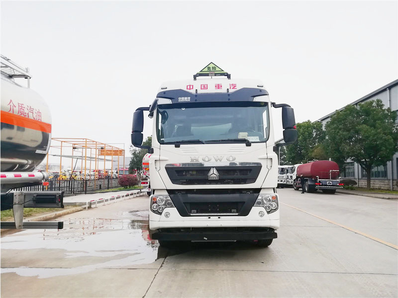 重汽豪沃前四后八30.5方鋁合金運(yùn)油車(chē)