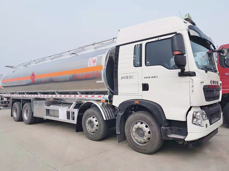 重汽豪沃前四后八30.5方鋁合金運(yùn)油車(chē)