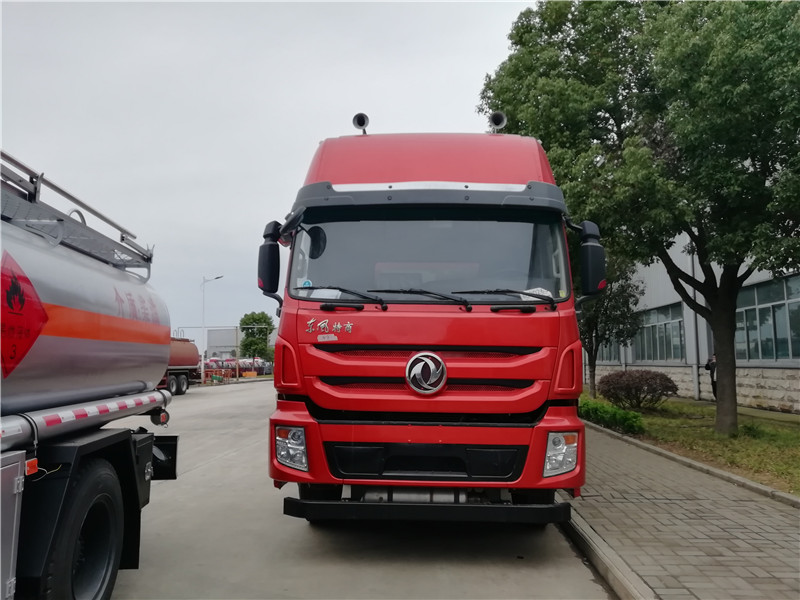 東風(fēng)特商前四后六30.5方鋁合金運(yùn)油車(chē)