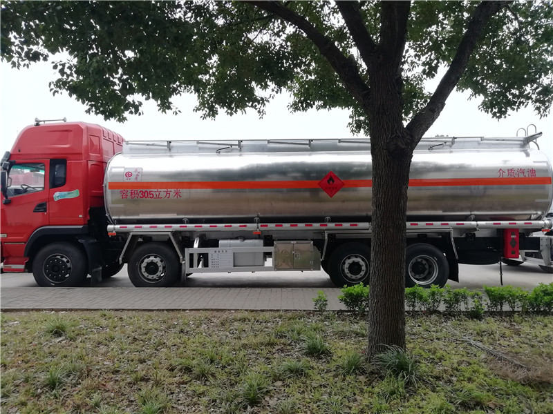 東風(fēng)特商前四后六30.5方鋁合金運(yùn)油車(chē)