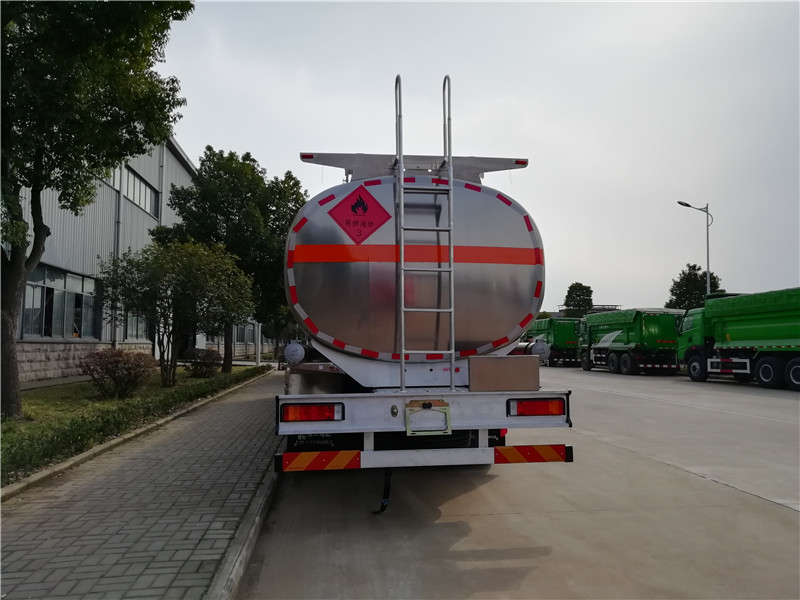 東風天龍前四后八23.5方運油車，20.3噸油罐車