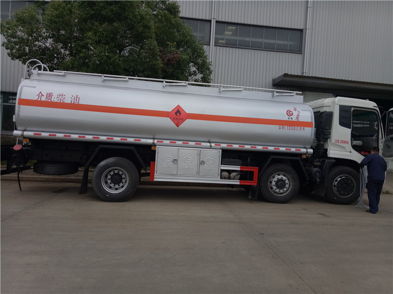 東風(fēng)天錦小三軸17.58方運(yùn)油車17.9噸油罐車