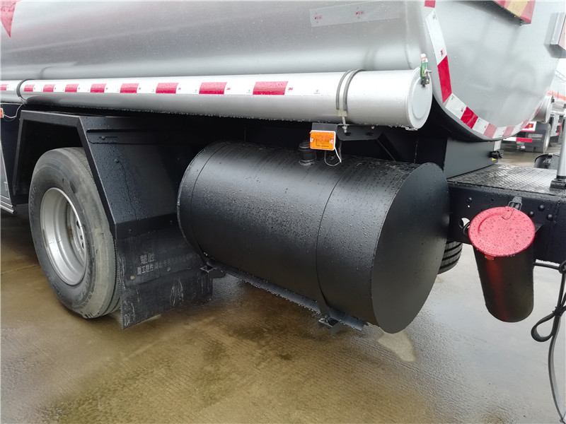 東風(fēng)御虎12.6噸油罐車|12.7方運油車