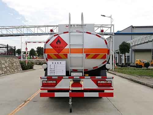 東風(fēng)多利卡排半9.8方運(yùn)油車