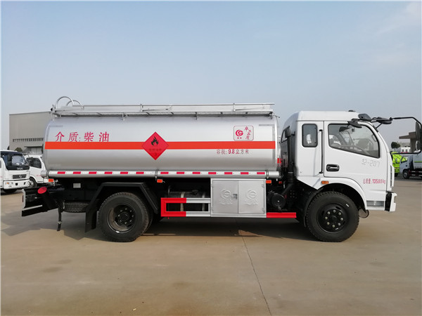 東風(fēng)多利卡排半9.8方運(yùn)油車