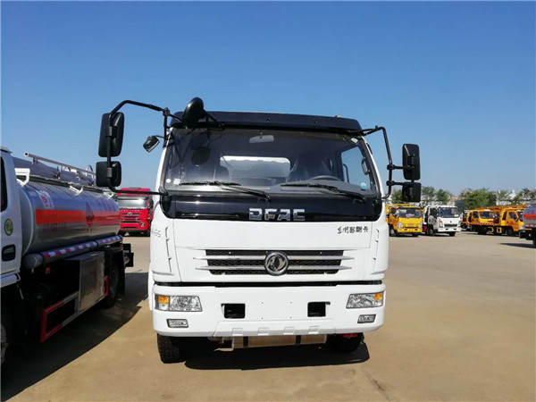東風(fēng)多利卡排半9.8方運(yùn)油車