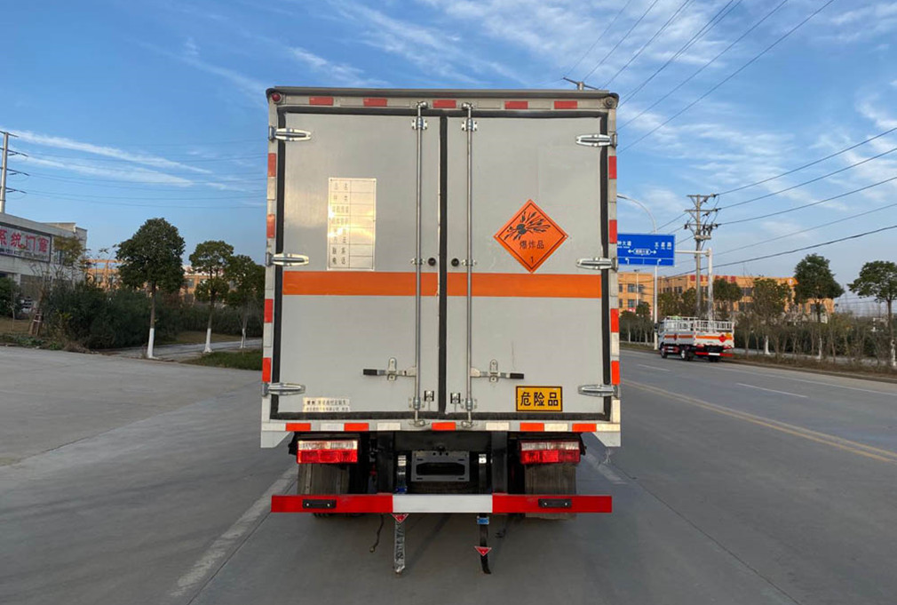 東風(fēng)4.1米貨廂爆破器材運(yùn)輸車