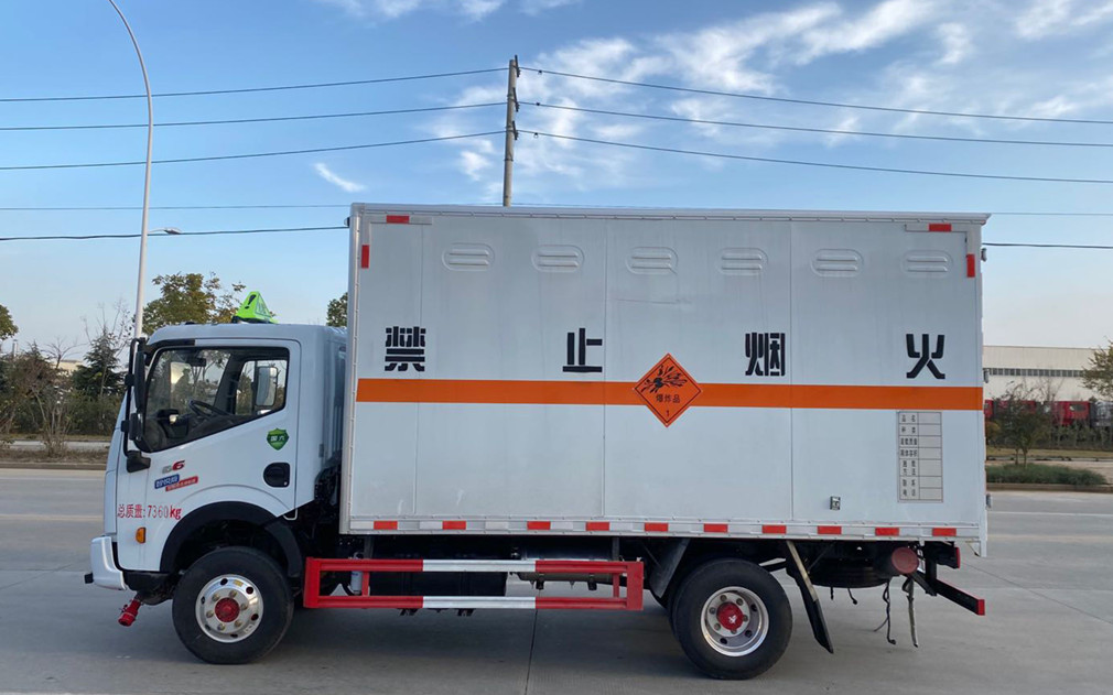 東風(fēng)4.1米貨廂爆破器材運(yùn)輸車