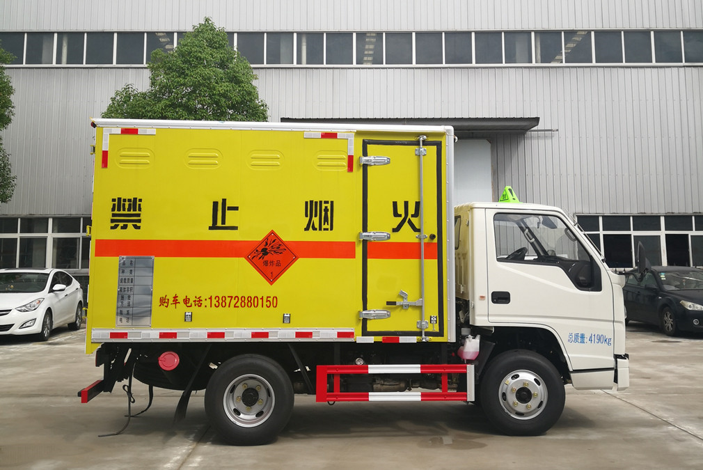 江鈴3.1米貨廂爆破器材運輸車