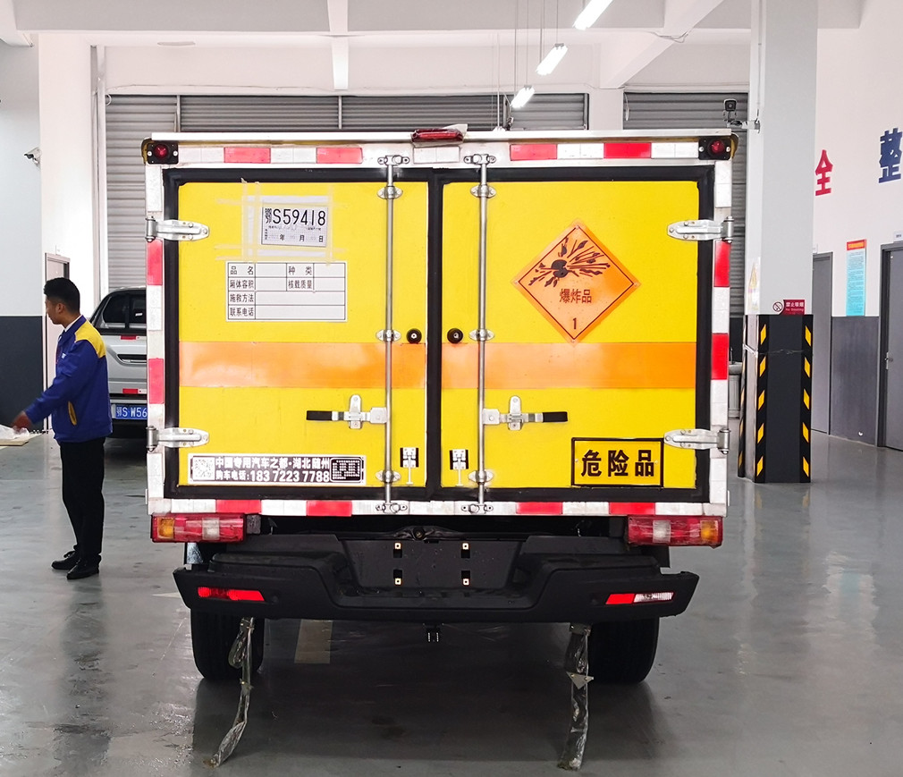 江鈴四驅(qū)皮卡民爆器材運(yùn)輸車