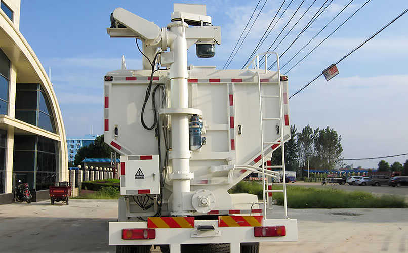 東風(fēng)天錦小三軸30立方飼料車